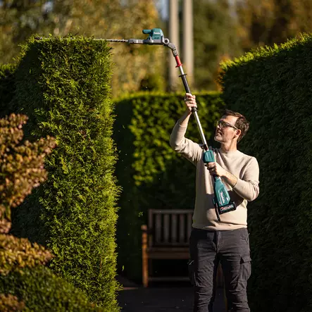 Makita UN001GZ Varsipensasleikkuri XGT 40V 600 mm â€“ 2,2 metrin ulottuvuus, sÃ¤Ã¤dettÃ¤vÃ¤ terÃ¤kulma ja ammattitason teho - Pensasleikkurit - UN001GZ - 2